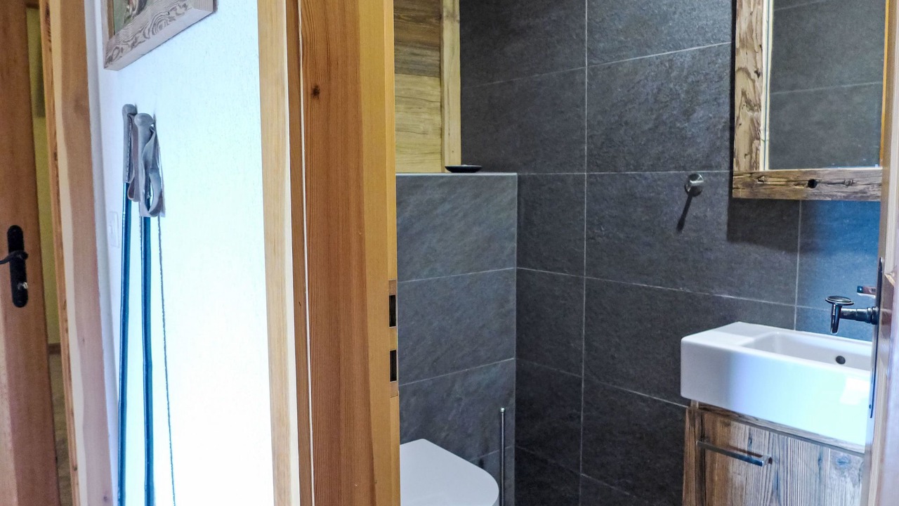 Photo of Bathroom in Lens
