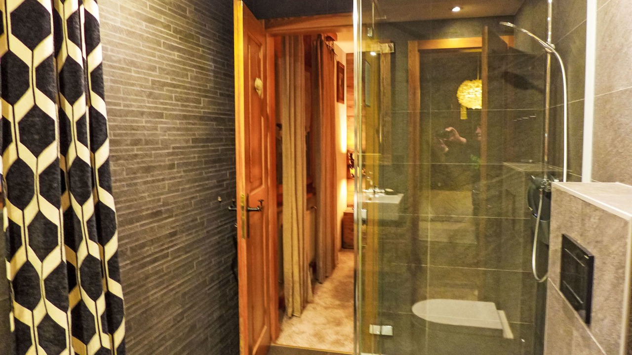 Photo of Bathroom in Lens