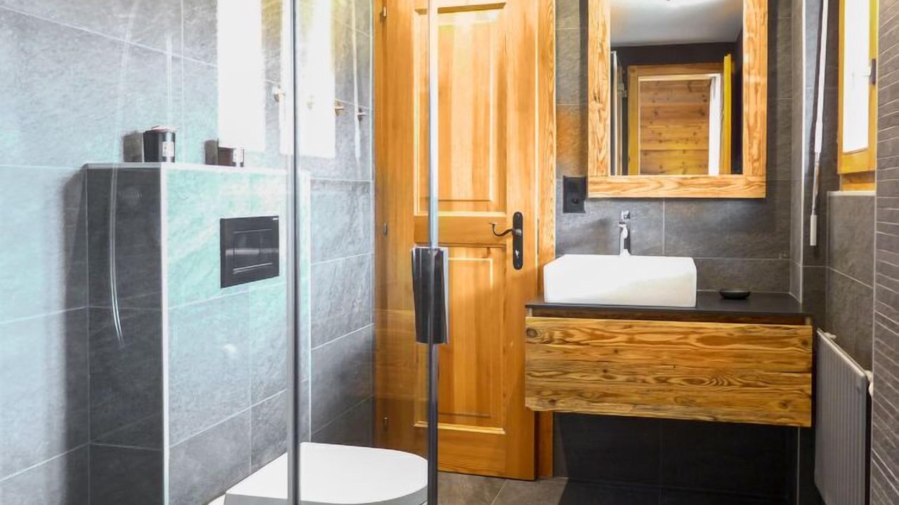 Photo of Bathroom in Lens