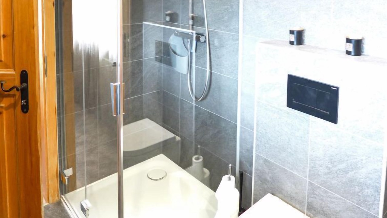 Photo of Bathroom in Lens