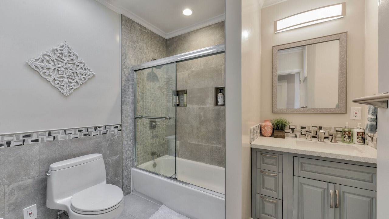 Photo of Bathroom in Outer Mission