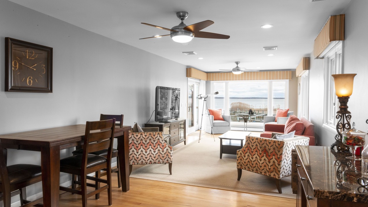 Photo of Livingroom in Aquebogue