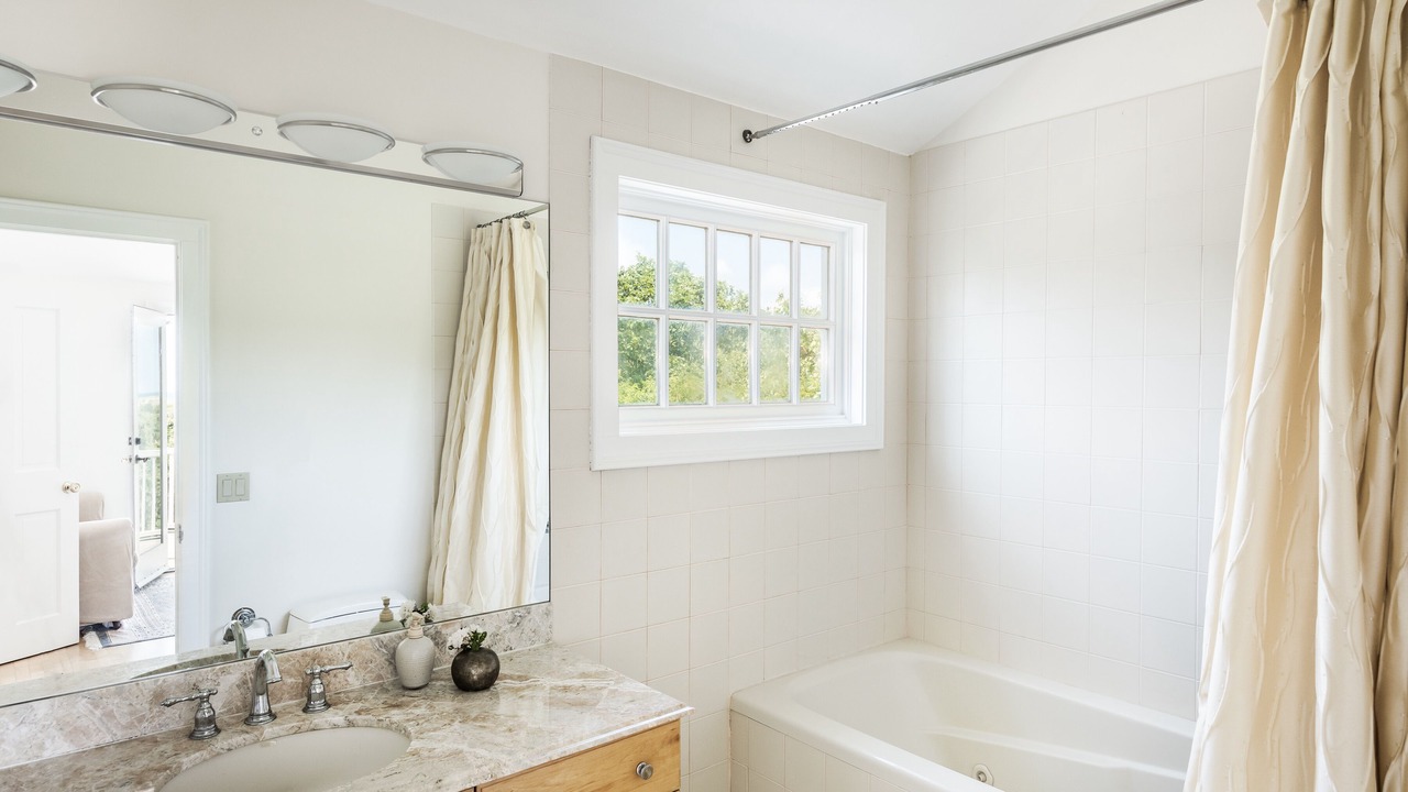 Photo of Bathroom in Amagansett Dunes