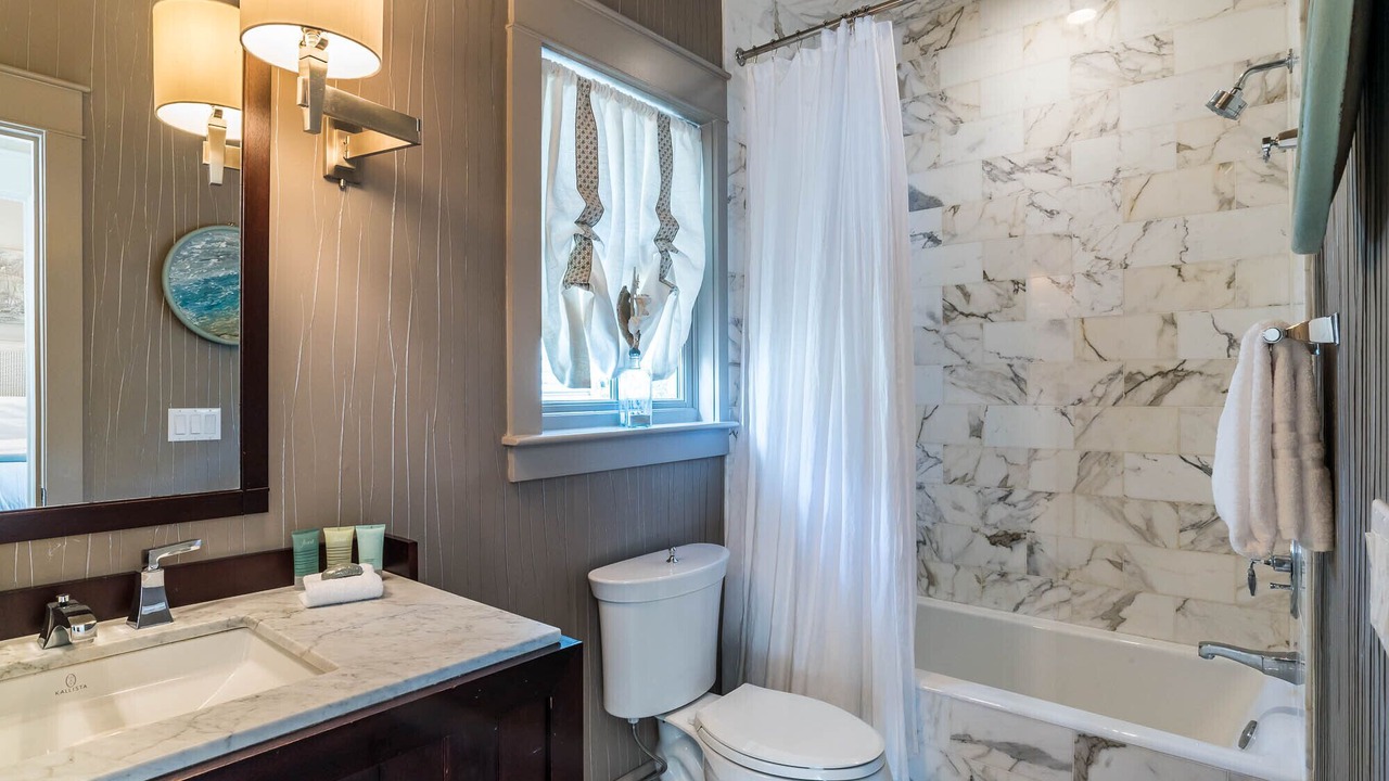 Photo of Bathroom in Beach District