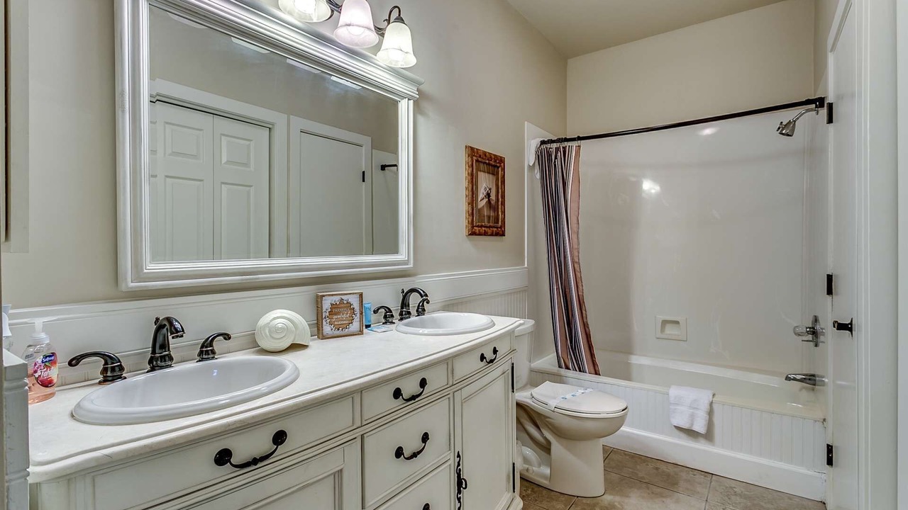 Photo of Bathroom in Arcadian Shores