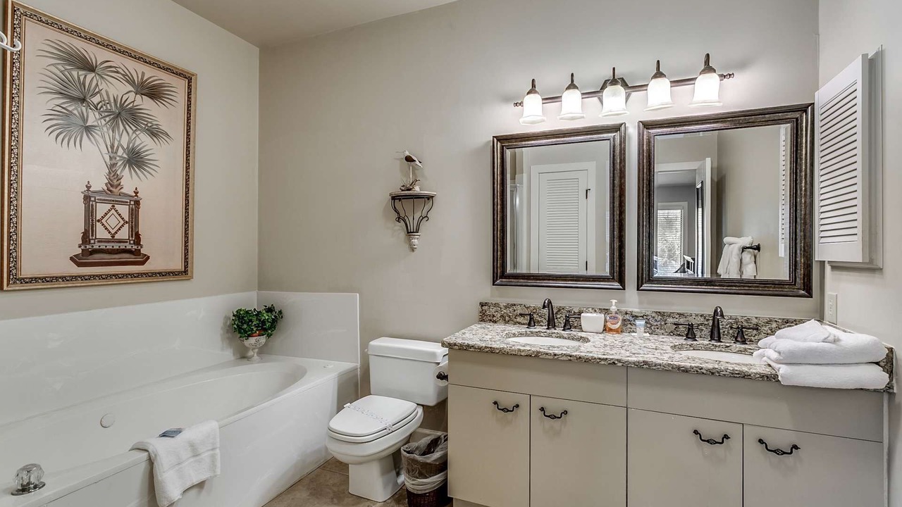 Photo of Bathroom in Arcadian Shores