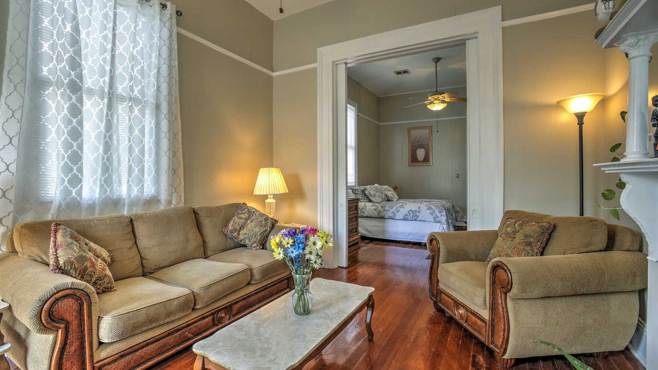 Photo of Livingroom in Black Pearl