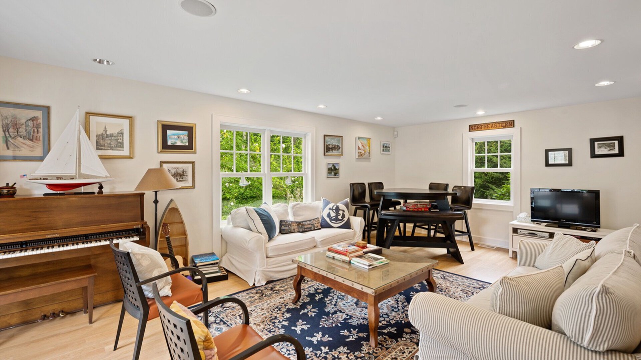 Photo of Livingroom in East Hampton North