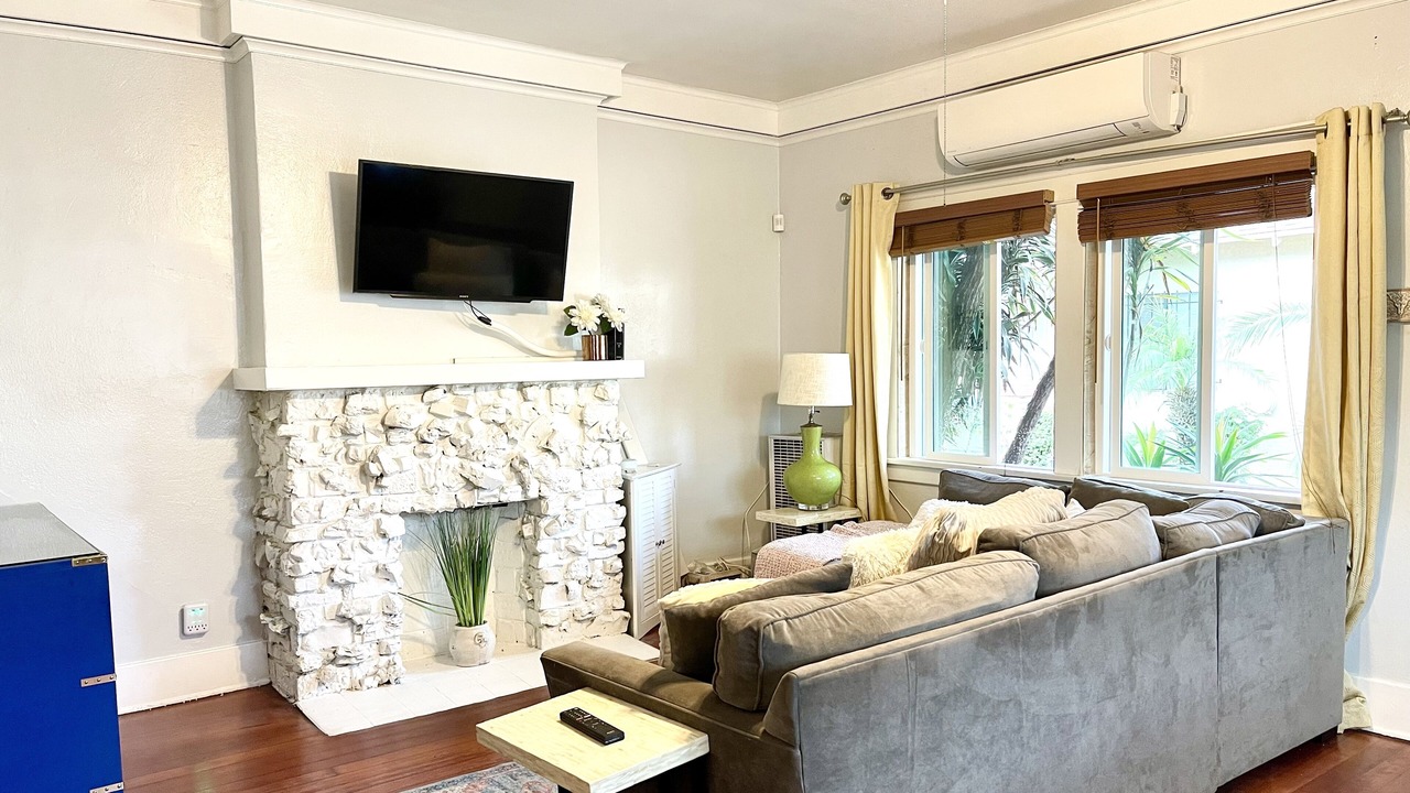 Photo of Livingroom in Pico-Union