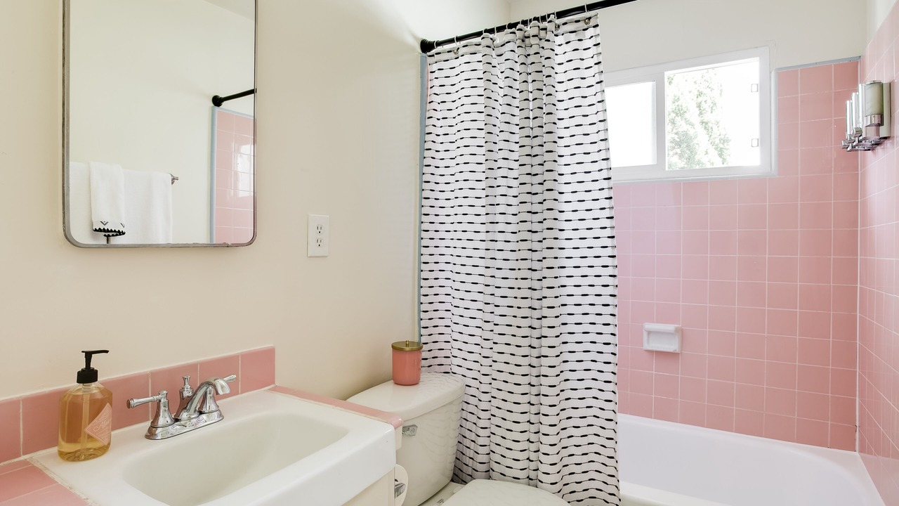 Photo of Bathroom in Beachwood Canyon