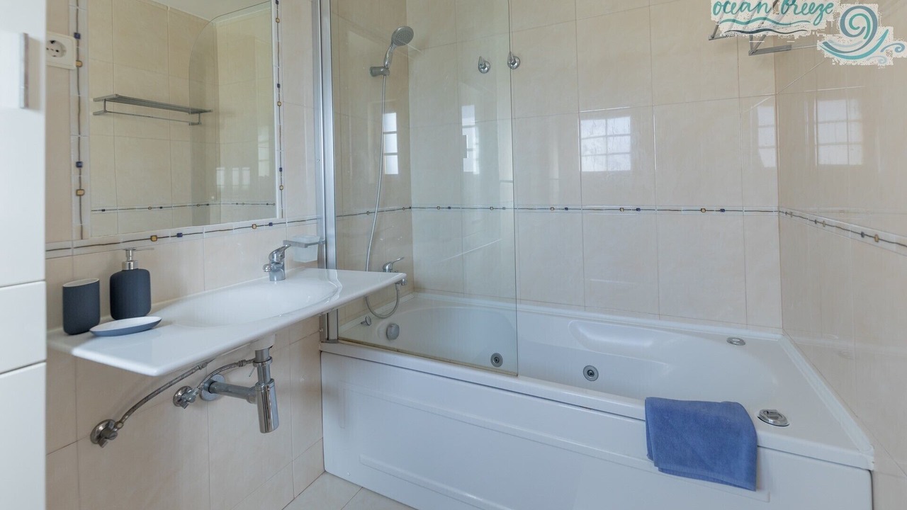 Photo of Bathroom in Carcavelos