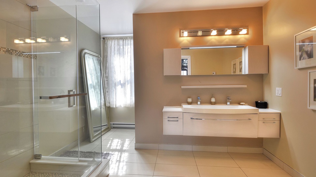 Photo of Bathroom in Cote-Des-Neiges—Notre-Dame-De-Grace