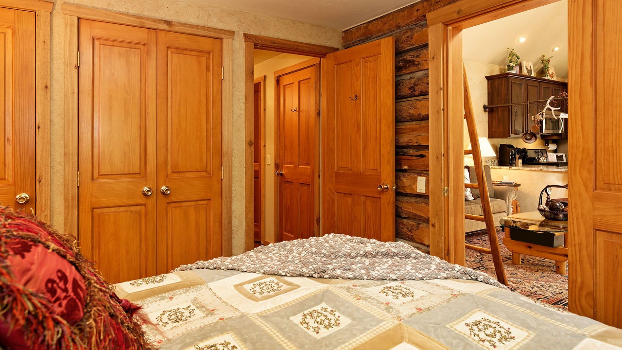 Photo of Bedroom in Basalt