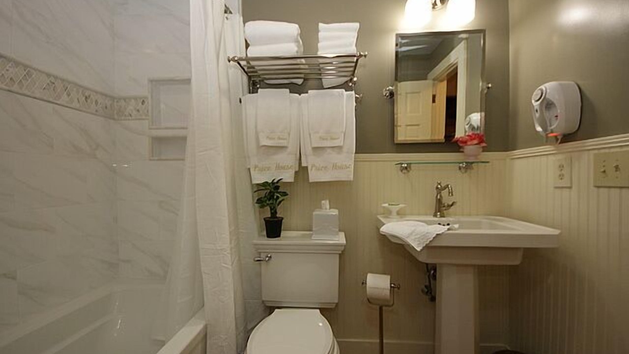 Photo of Bathroom in Summerville Historic District