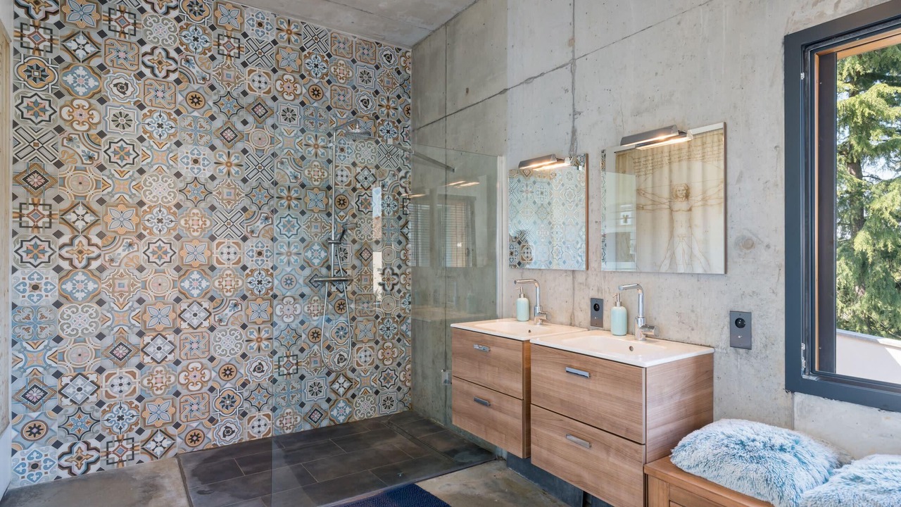 Photo of Bathroom in Saint-Romain-au-Mont-d'Or