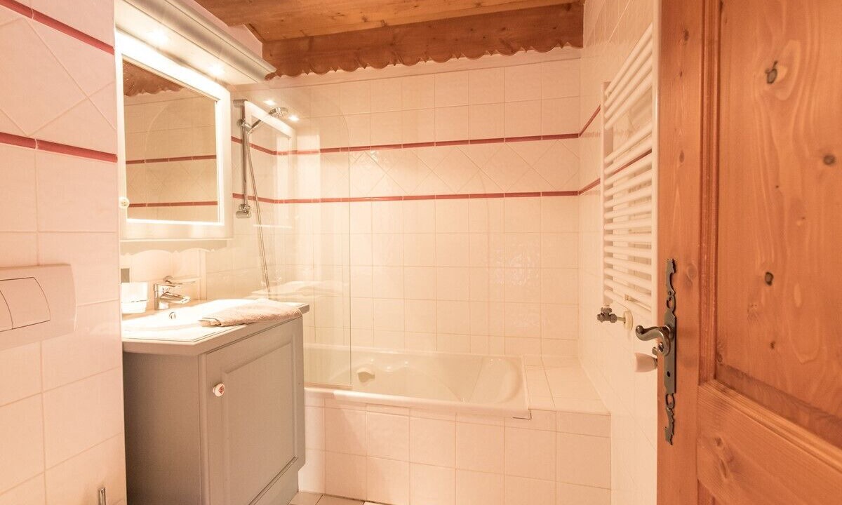 Photo of Bathroom in Arc-1800
