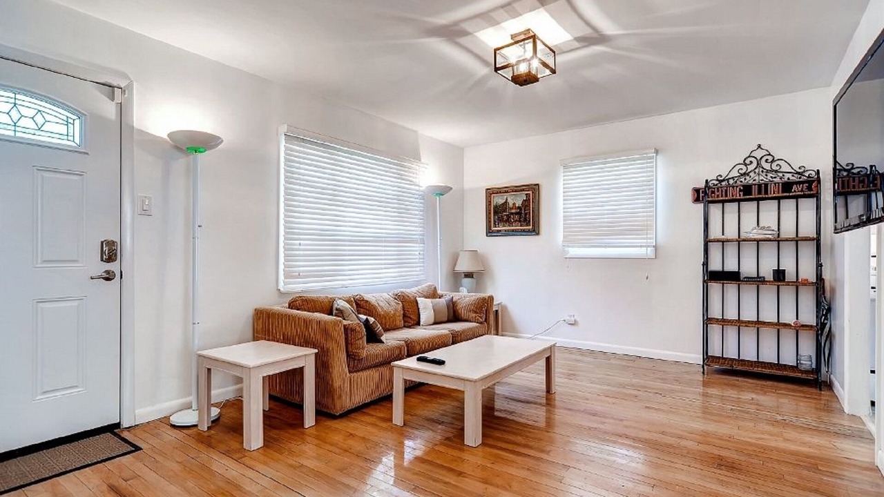 Photo of Livingroom in Champaign