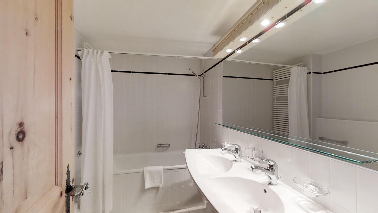 Photo of Bathroom in Silvaplana
