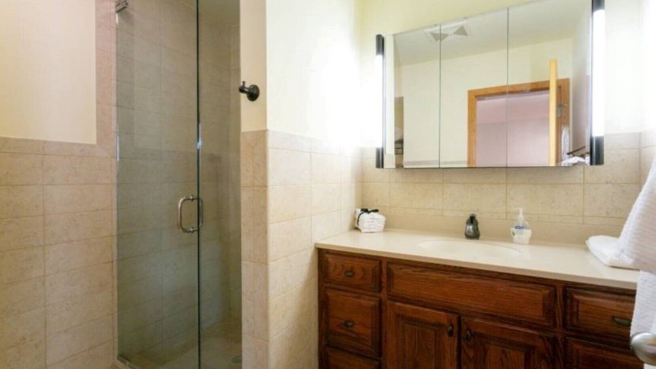 Photo of Bathroom in Lakeview