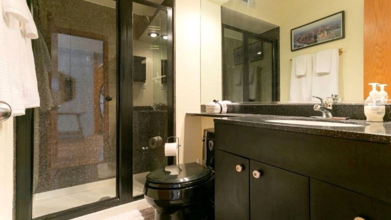 Photo of Bathroom in Lakeview