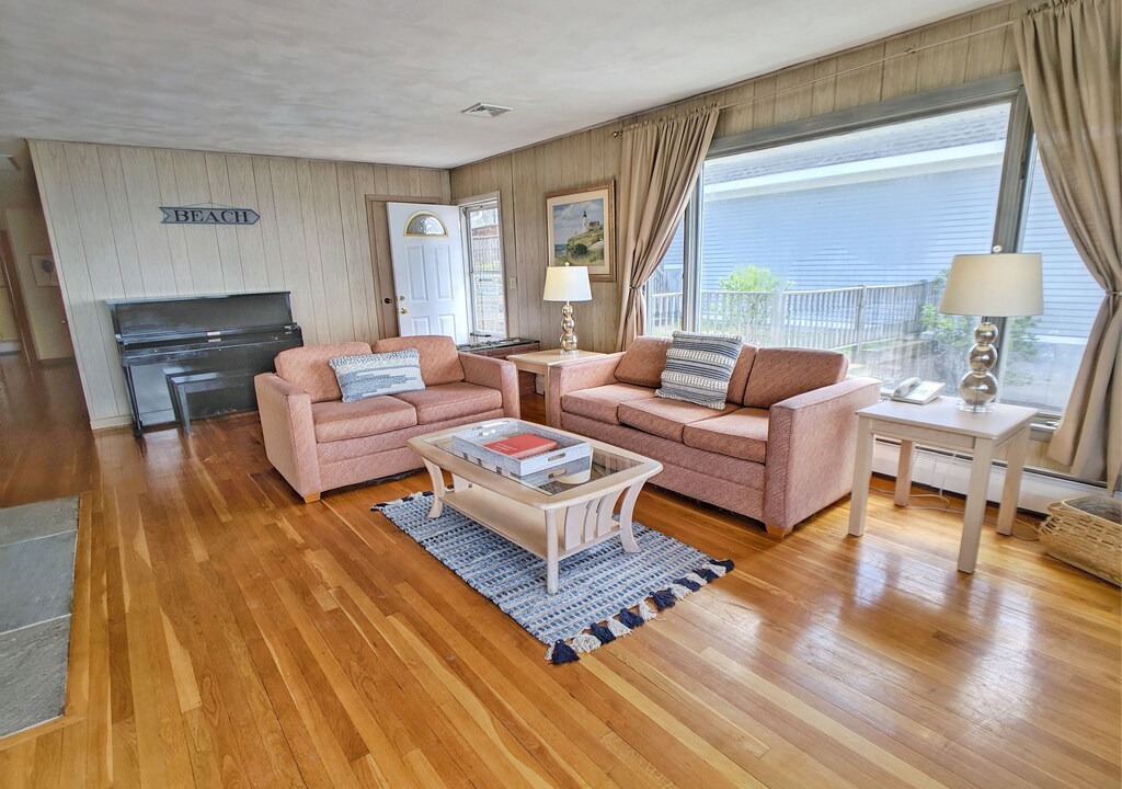 Photo of Livingroom in Westbrook Center