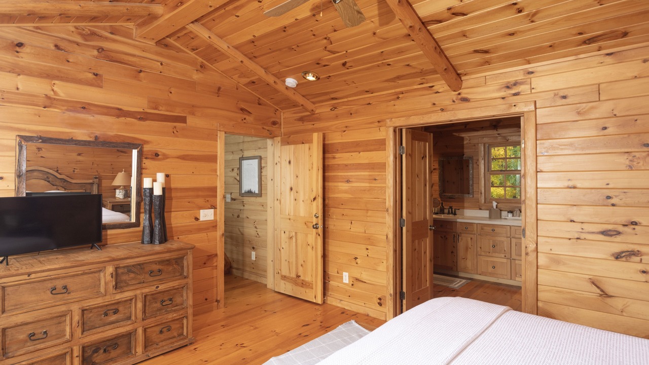 Photo of Bedroom in Maple City