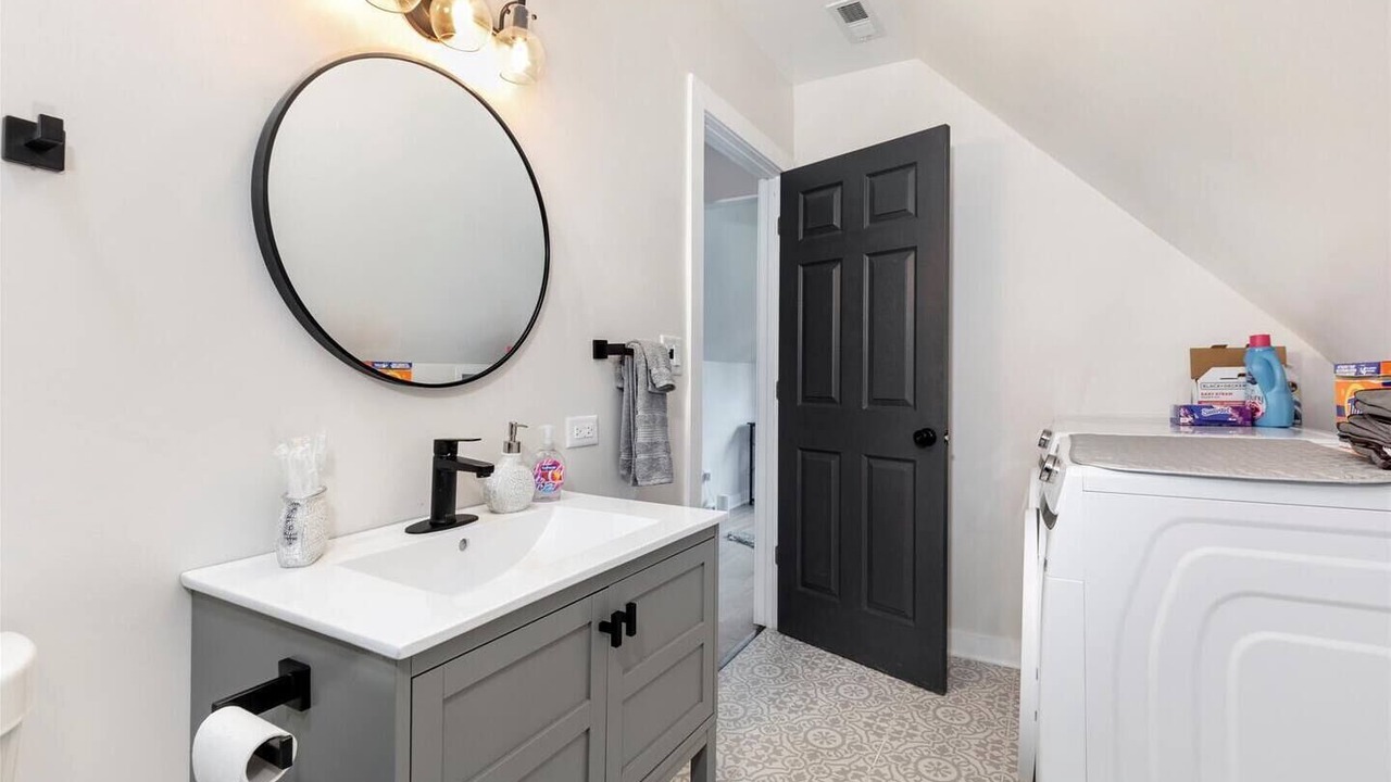 Photo of Bathroom in Logan Square