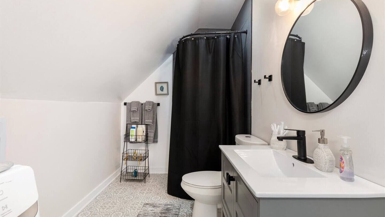 Photo of Bathroom in Logan Square