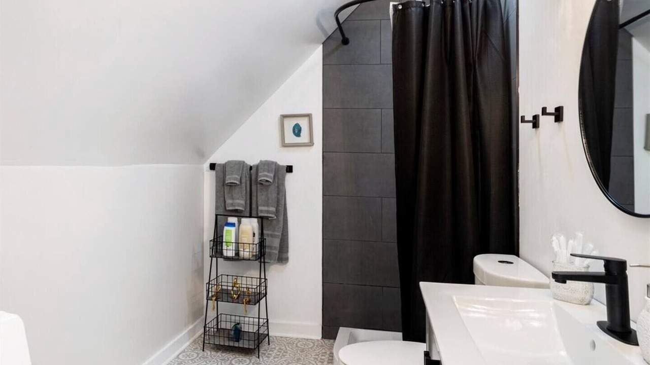 Photo of Bathroom in Logan Square