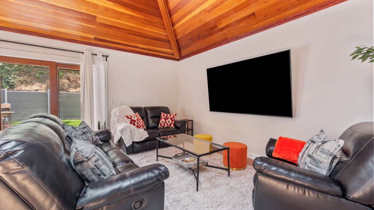 Photo of Livingroom in Glenoaks Canyon