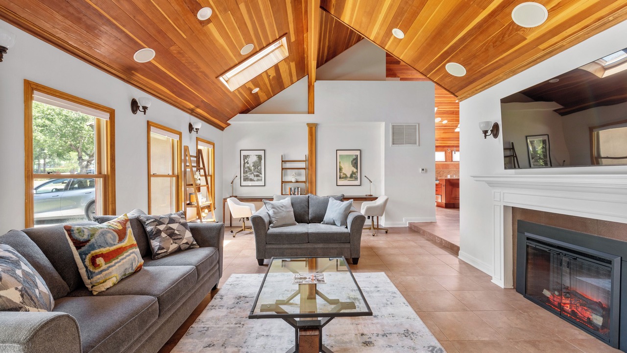 Photo of Livingroom in Glenoaks Canyon