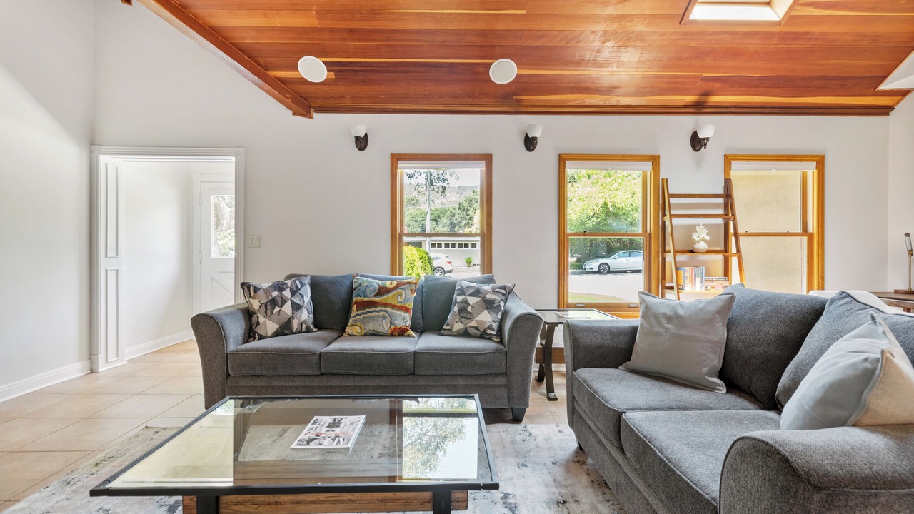 Photo of Livingroom in Glenoaks Canyon