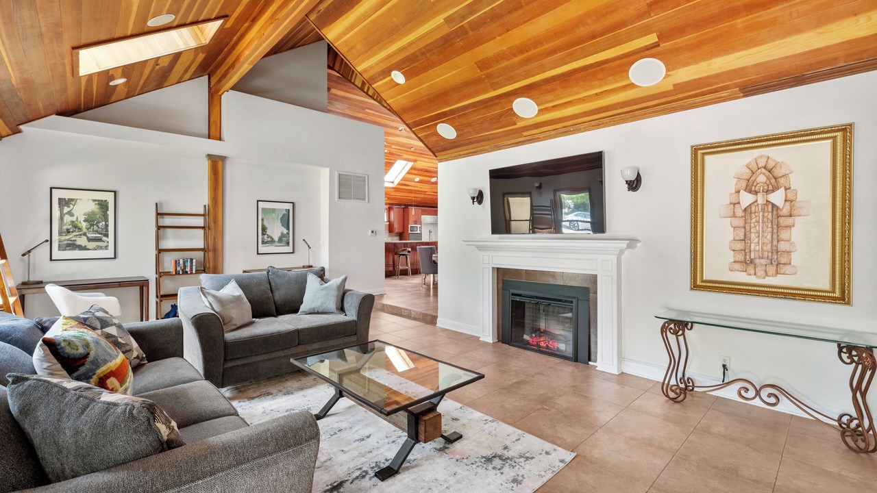 Photo of Livingroom in Glenoaks Canyon