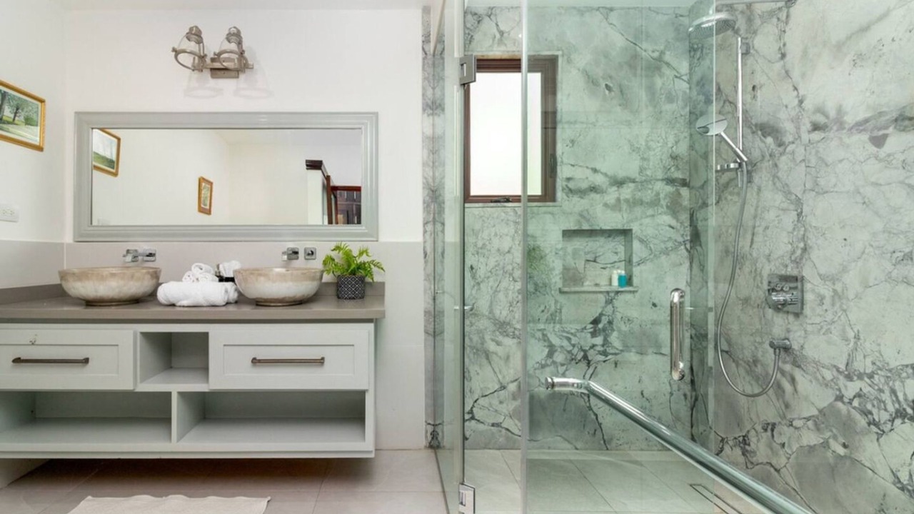 Photo of Bathroom in Tower Isle