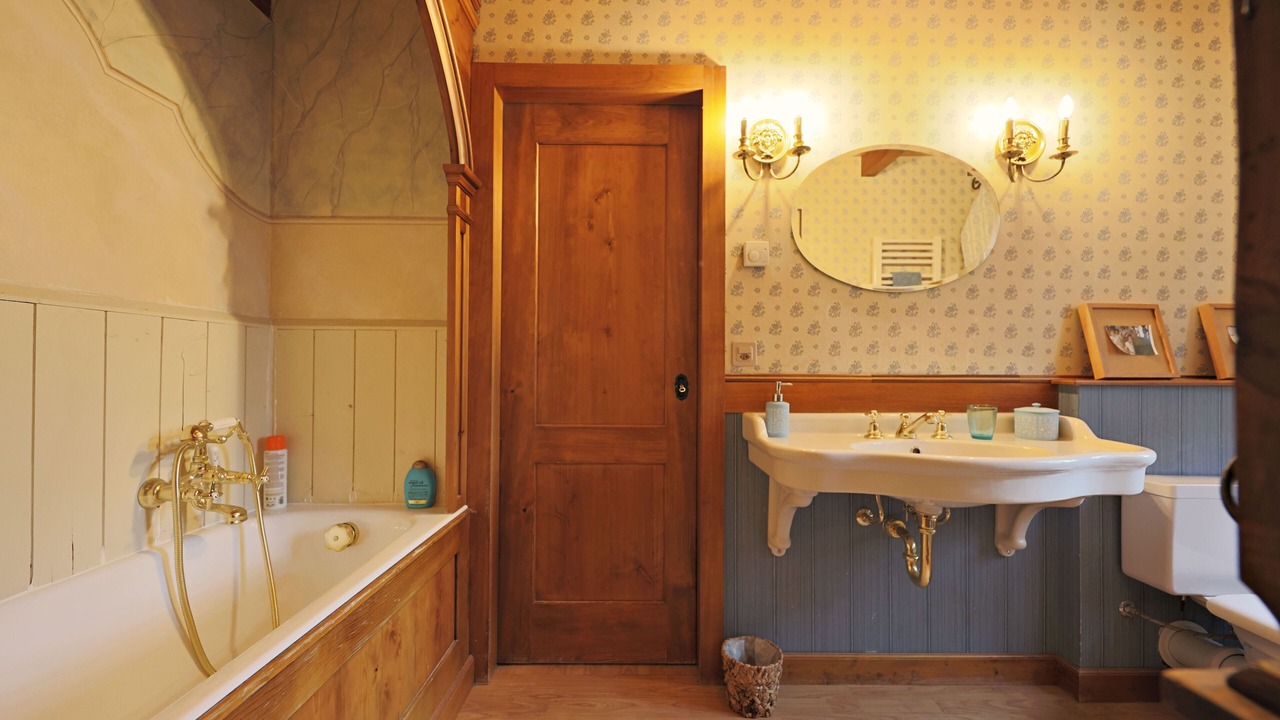 Photo of Bathroom in Lens
