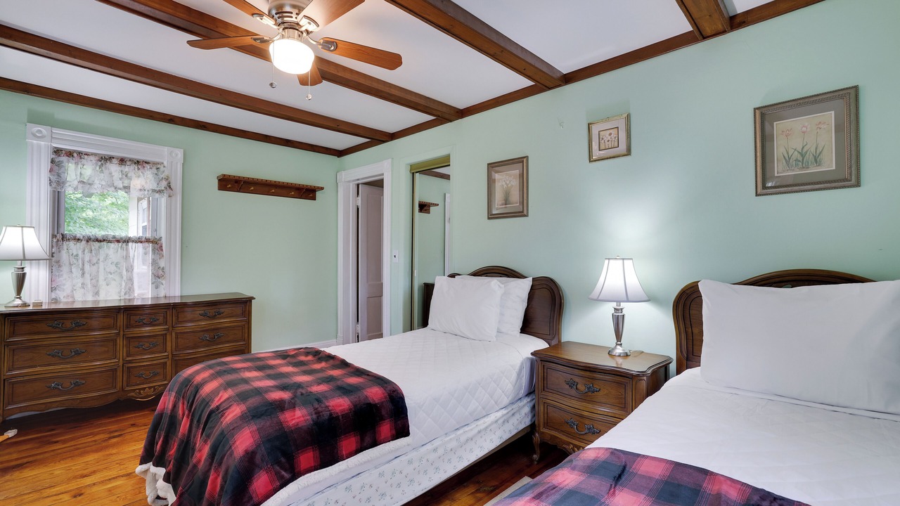 Photo of Bedroom in Beach Lake