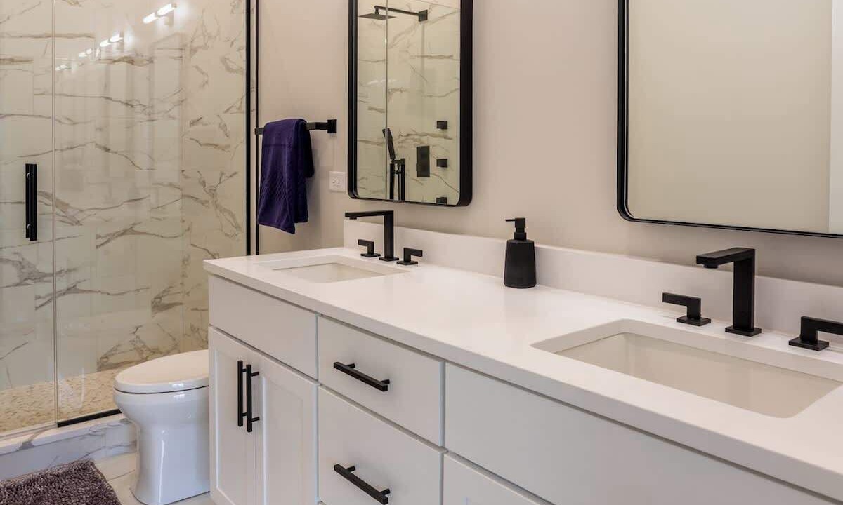 Photo of Bathroom in West Lakeview