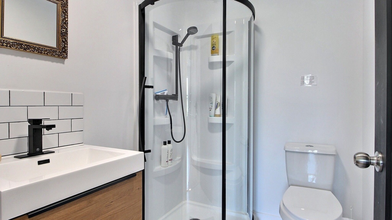 Photo of Bathroom in Saint-Hubert