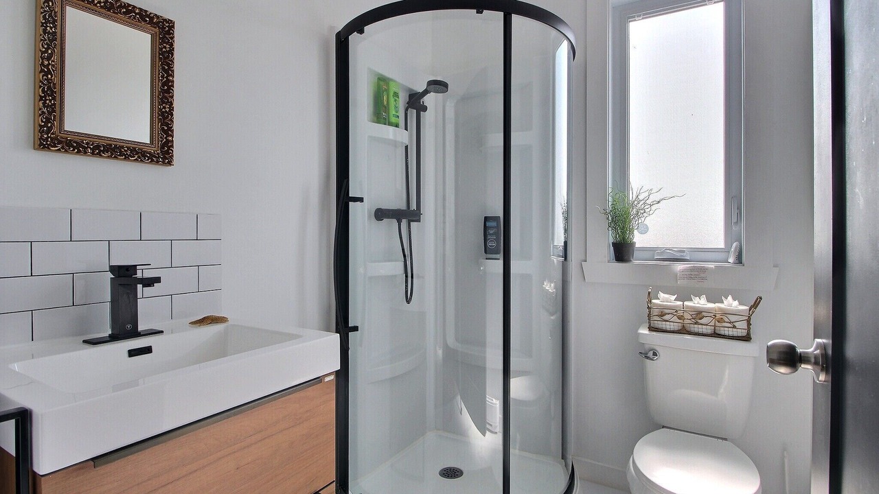 Photo of Bathroom in Saint-Hubert