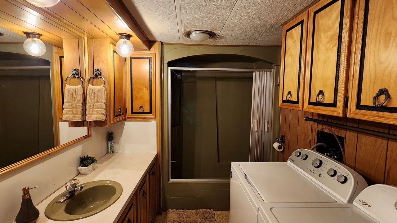 Photo of Bathroom in White Cloud