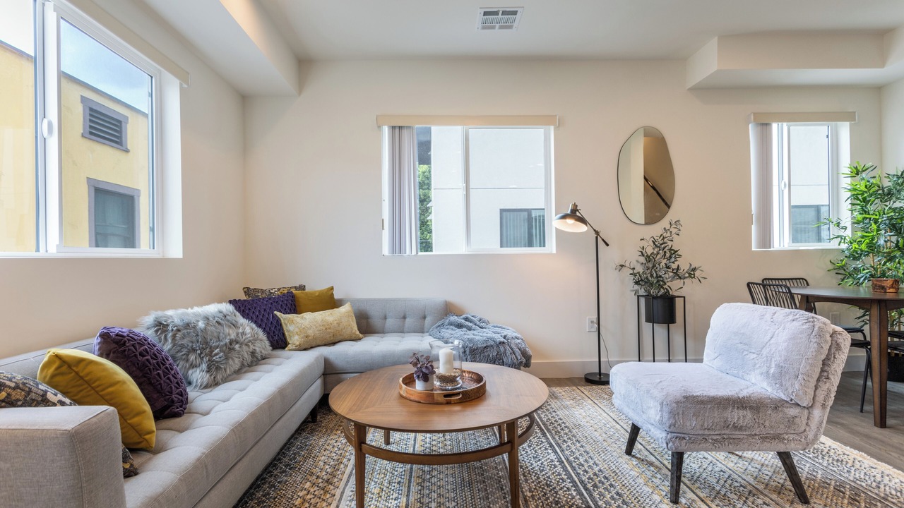 Photo of Livingroom in Pico-Union