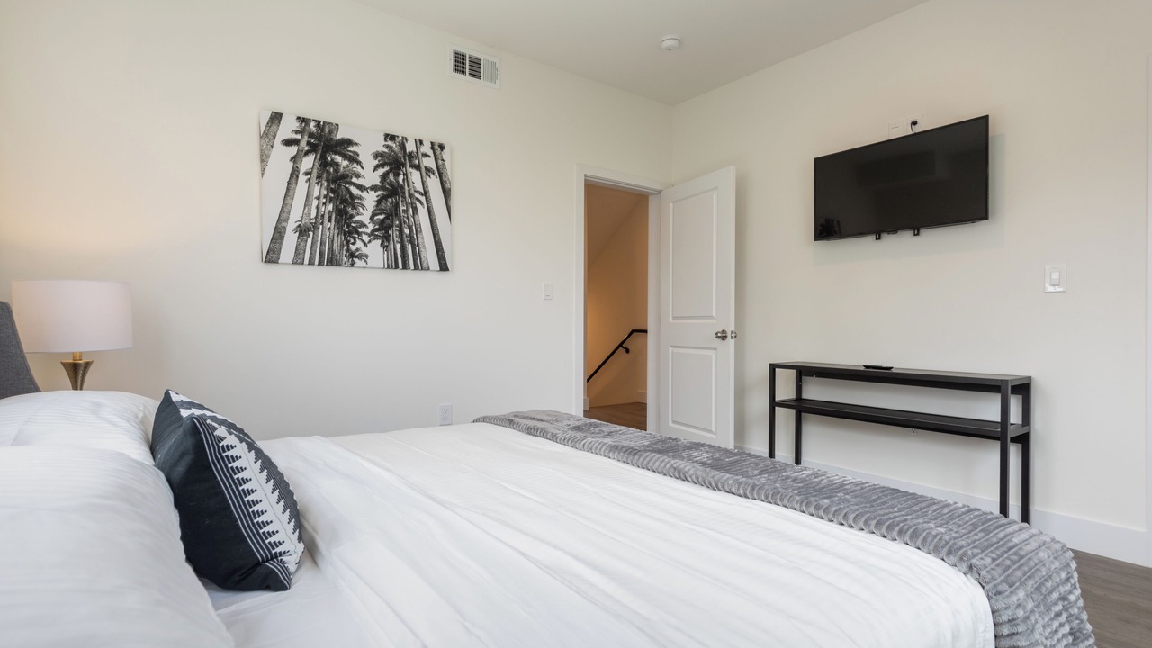 Photo of Bedroom in Pico-Union