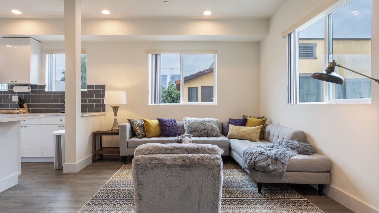 Photo of Livingroom in Pico-Union