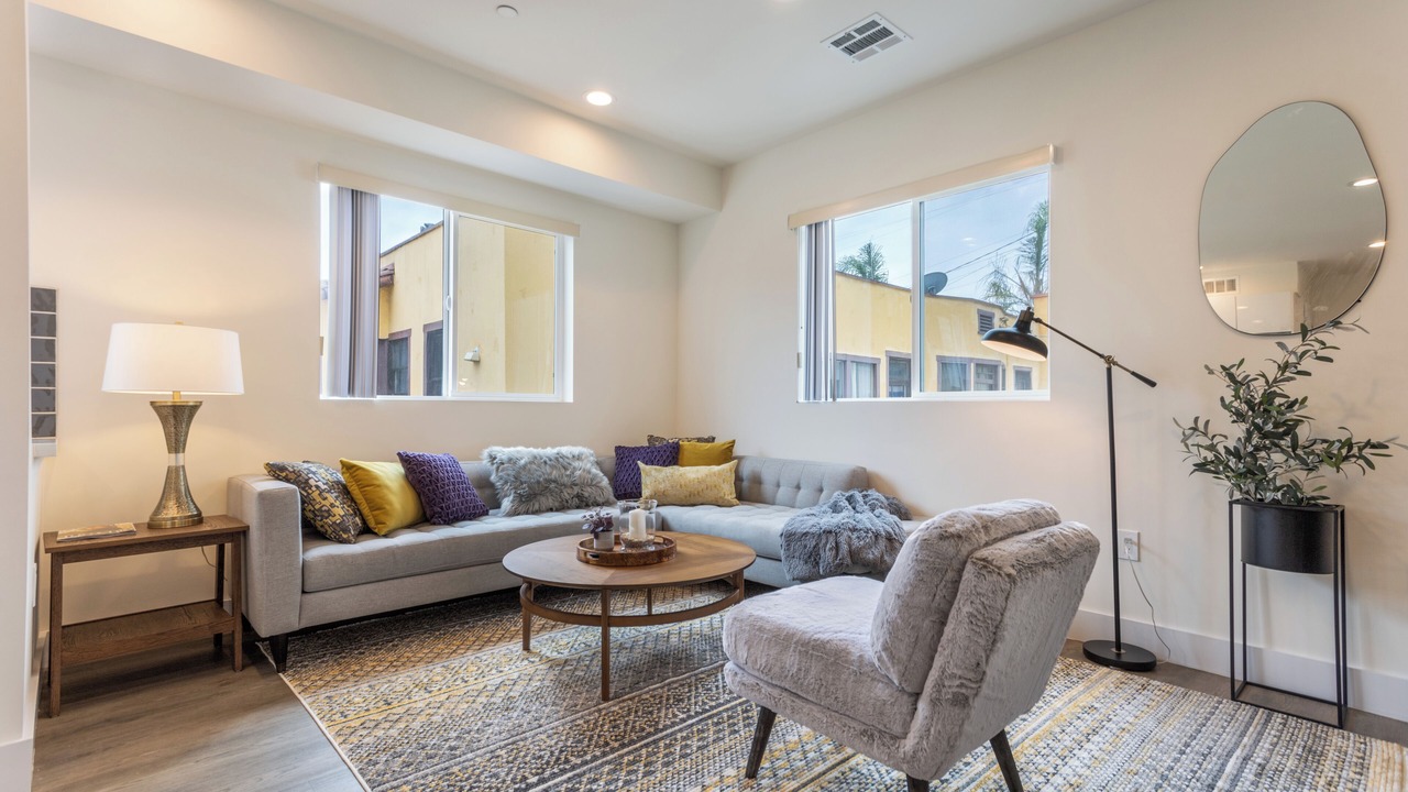 Photo of Livingroom in Pico-Union