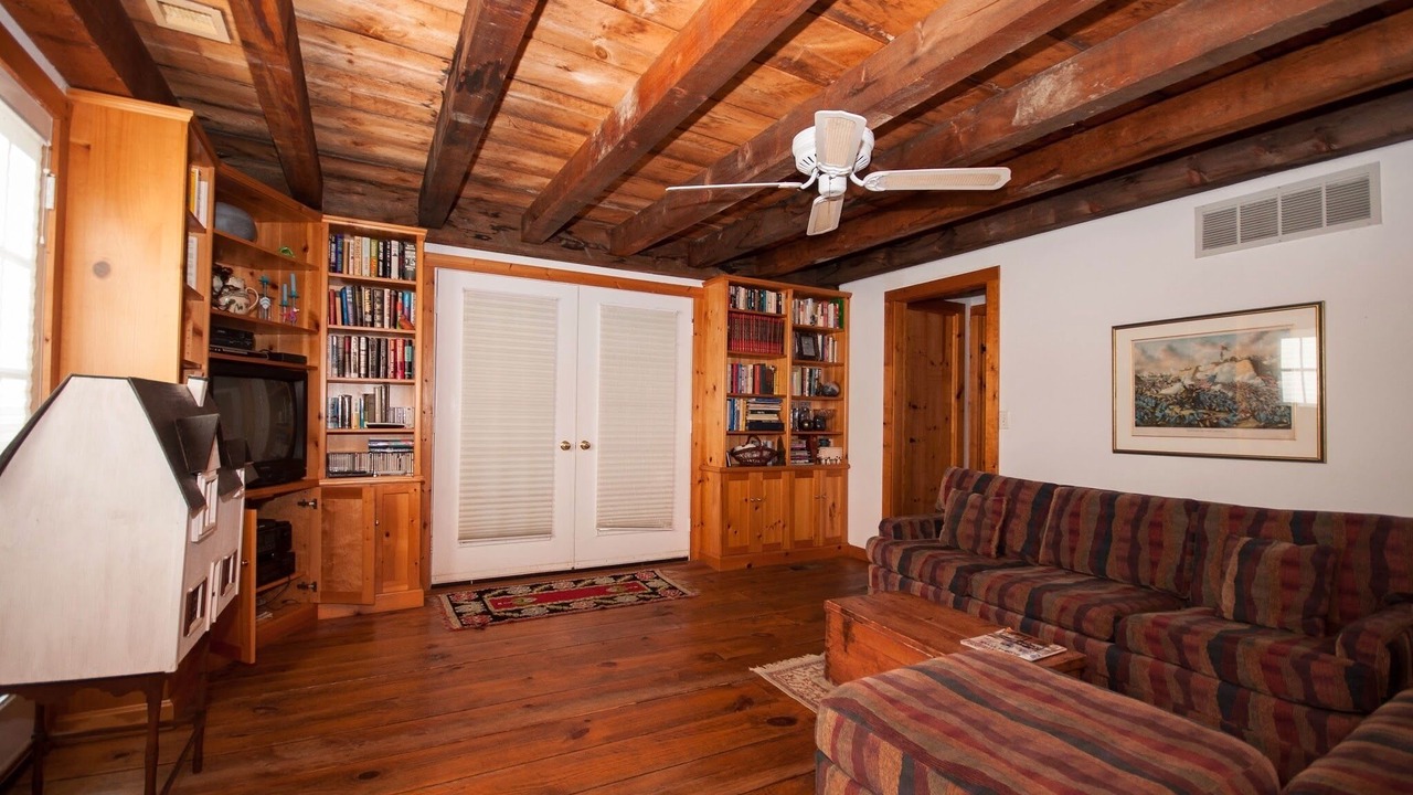 Photo of Livingroom in Amagansett North