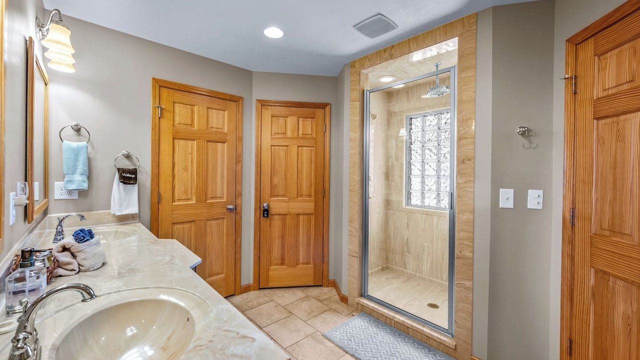 Photo of Bathroom in Kodak