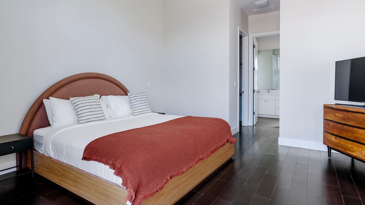 Photo of Bedroom in Downtown Burlingame
