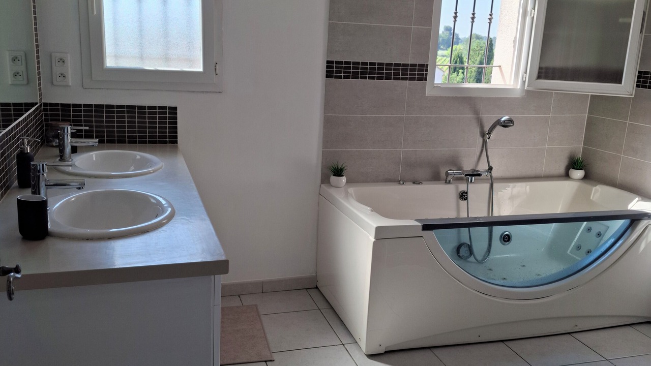 Photo of Bathroom in Beaumes-de-Venise