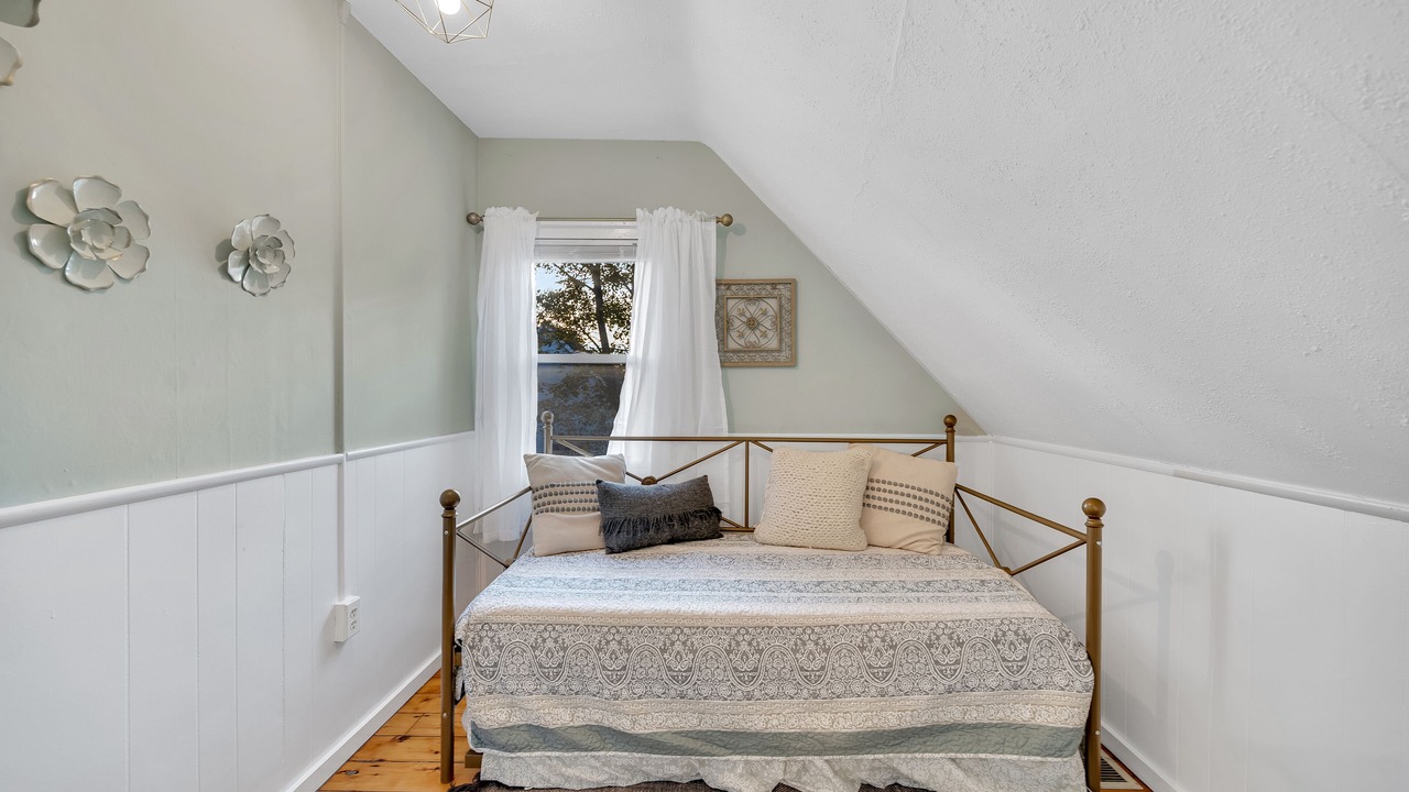 Photo of Bedroom in Westbrook Center
