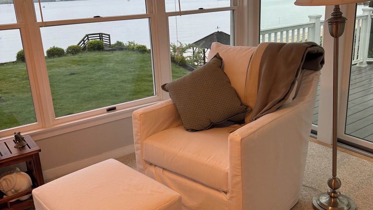 Photo of Livingroom in Town of Southold Town